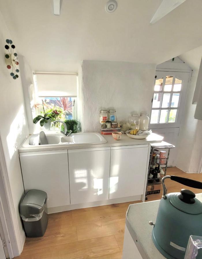 Idyllic Cornish Cottage, Superking bed, private garden dogs welcome Truro Buitenkant foto