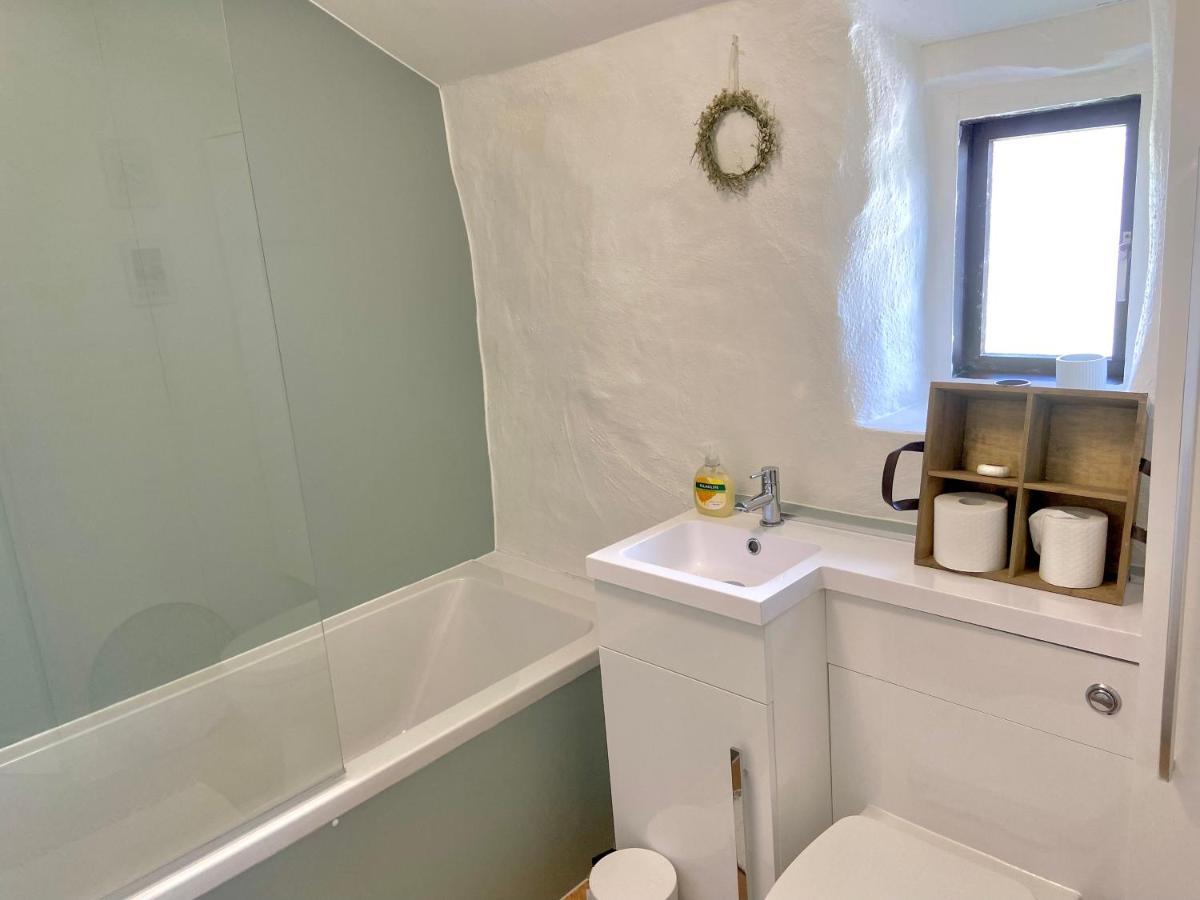 Idyllic Cornish Cottage, Superking bed, private garden dogs welcome Truro Buitenkant foto